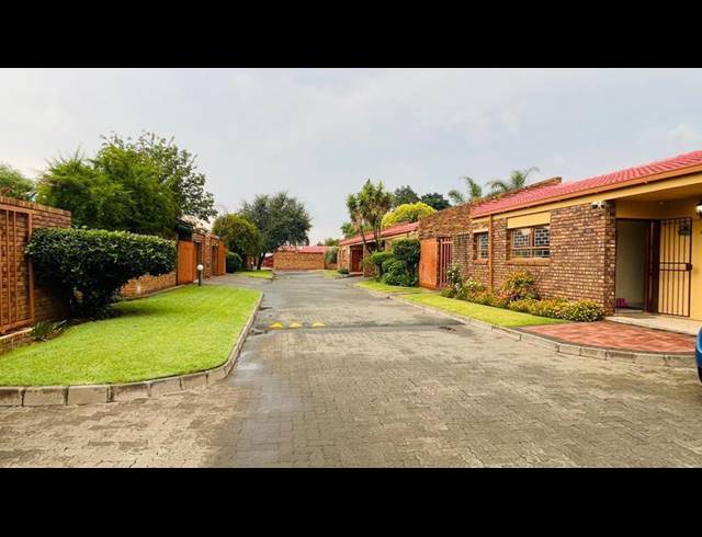 3 BEDROOM TOWNHOUSE FOR SALE IN VANDERBIJLPARK CE 3